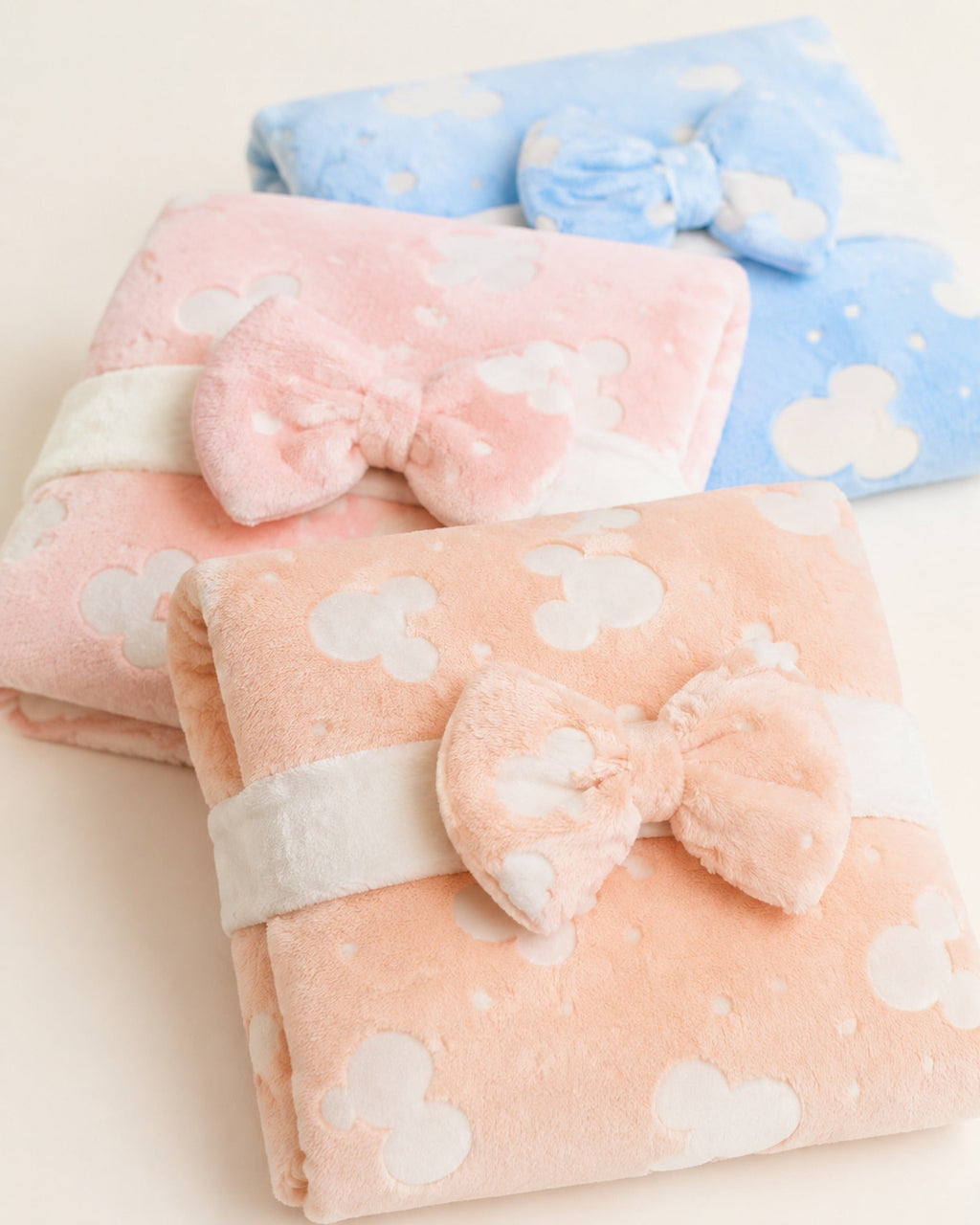 Baby blanket with matching bow — fabric and bow detail