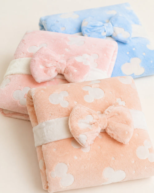 Baby blanket with matching bow — fabric and bow detail