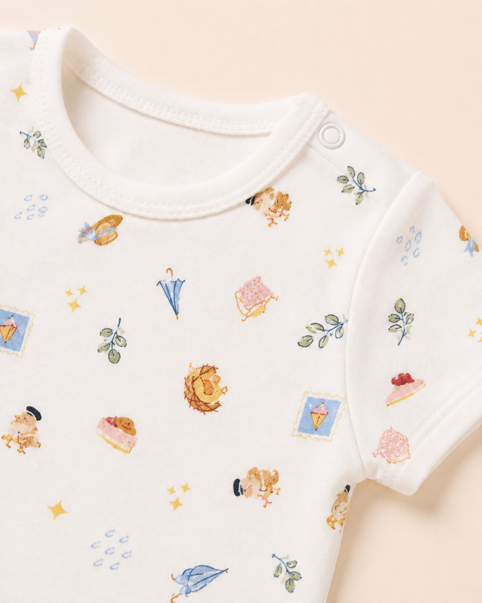Single shoulder snap and picnic travel print detail